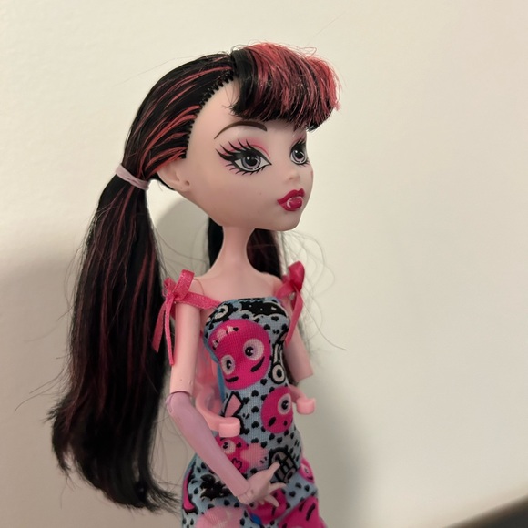 Monster High Doll Draculaura (G1) in Emoji Mattel (G2) clothing - Picture 6 of 6